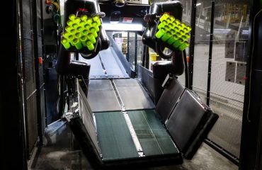 FedEx moves closer to deploying robots that can load trailers